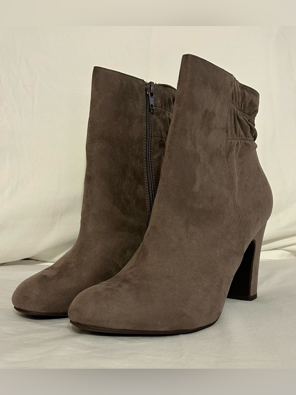 Kelly & Katie Nayomi Taupe Faux Suede Ankle Boots 9.5 Block Heel NIB